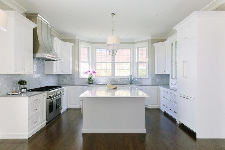 U-Shape with Window Sink Centerpiece