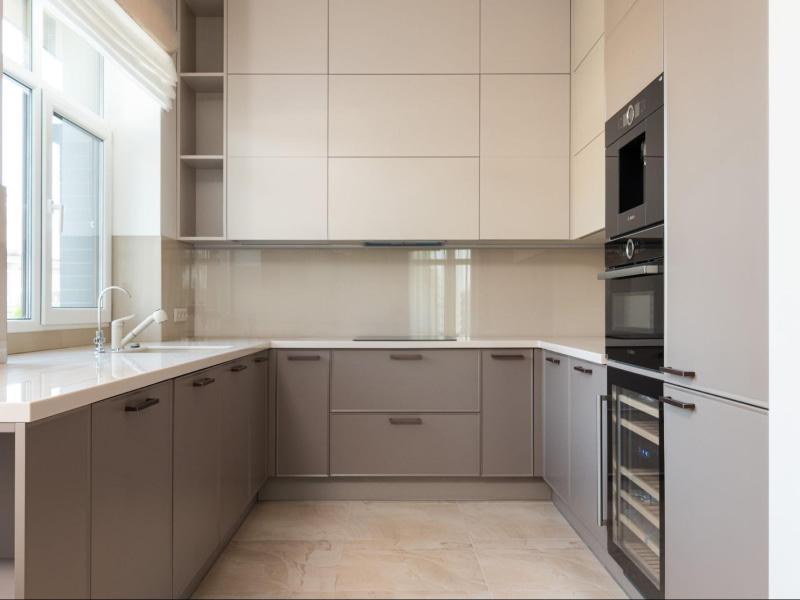 Modern Minimalist U-Kitchen